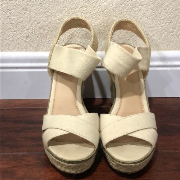 Cream colored wedges - Picture 1 of 3